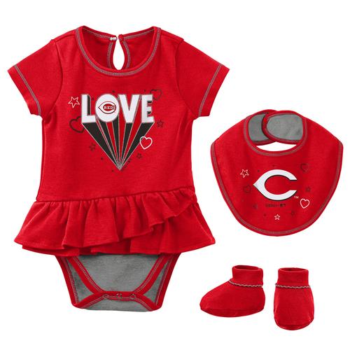 Roter Cincinnati Reds Play Your Best Bodysuit mit Lätzchen und Schühchen für Neugeborene und Kleinkinder für Mädchen