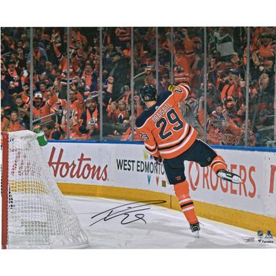 Autogrammfoto von Leon Draisaitl von den Edmonton Oilers (16 x 20 Zoll) im orangefarbenen Trikot bei der Torjubel-Party Image