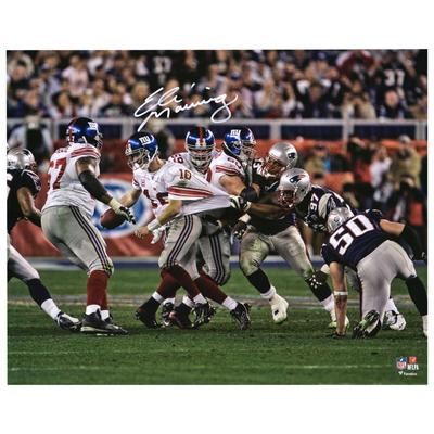 Signiertes Foto von Eli Manning von den New York Giants (16 x 20 Zoll) beim Super Bowl XLII, bei dem ihm ein Tackle entwischt Image