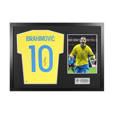 UEFA 2024 – Von Zlatan Ibrahimovic signiertes und gerahmtes Schweden-Heimtrikot 2016–17 Image
