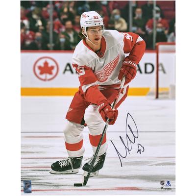 Autogramm von Moritz Seider, Detroit Red Wings, 16 x 20 Zoll, Foto beim Skating mit Puck Image