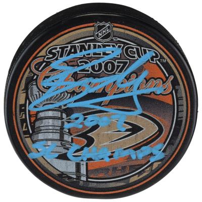 Von Ryan Getzlaf signierter Hockeypuck der Anaheim Ducks mit dem Logo der Stanley Cup-Sieger von 2007 und der Aufschrift „2007 SC Champs“ Image