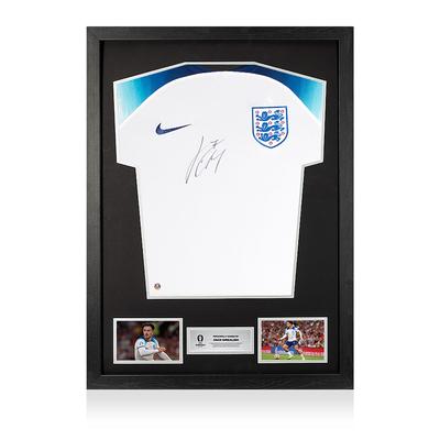 Auf der Rückseite signiertes und als Held gerahmtes UEFA-Heimtrikot 2022 von Jack Grealish Image