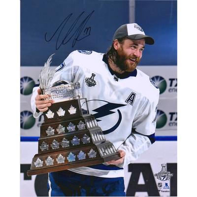 Victor Hedman Tampa Bay Lightning signiertes 16" x 20" Foto von Stanley Cup Champions 2020 Raising Conn Smythe Image