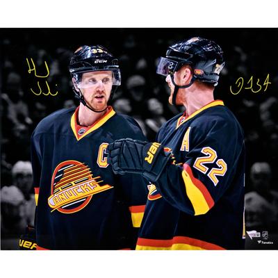 Signiertes 16 x 20 Zoll großes Throwback-Jersey-Spotlight-Foto von Daniel Sedin und Henrik Sedin von den Vancouver Canucks Image