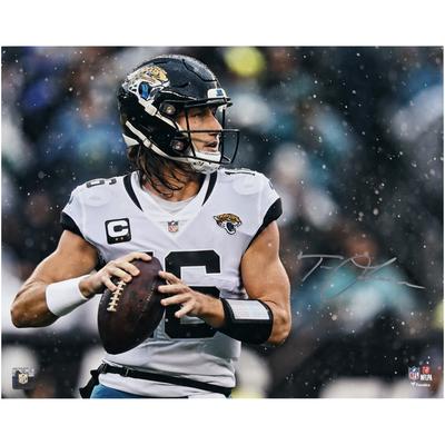 Von Trevor Lawrence signiertes Foto „In the Rain“ der Jacksonville Jaguars, 16 x 20 Zoll Image