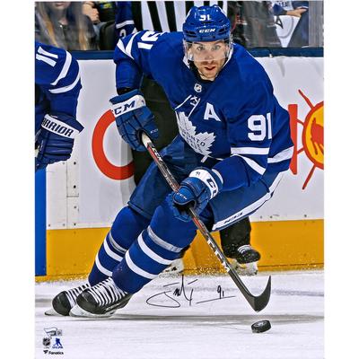 Autogramm von John Tavares, Toronto Maple Leafs, 16 x 20 Zoll großes blaues Trikot, Foto beim Eiskunstlauf mit Puck Image