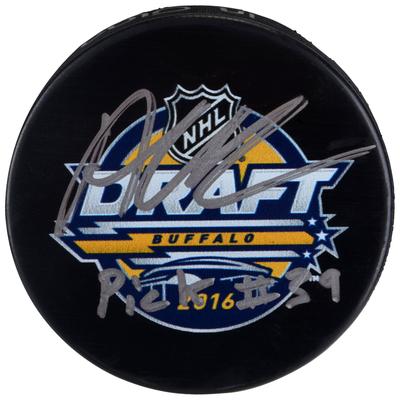 Alex DeBrincat, von den Ottawa Senators signierter Hockeypuck mit NHL Draft 2016-Logo und Aufschrift „Pick #39“ Image