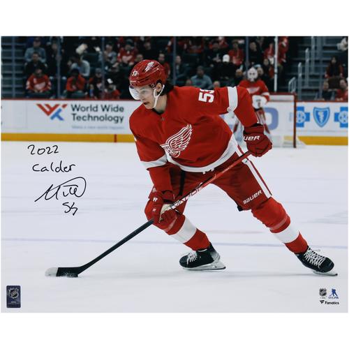 Moritz Seider, Detroit Red Wings, signiertes 16'' x 20'', 2022 Calder Trophy Gewinner-Trikot, rotes Puck-Foto mit der Aufschrift „2022 Calder“