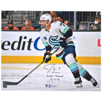 Jordan Eberle Seattle Kraken signiertes 16'' x 20'' Foto vom ersten Spiel gegen die Las Vegas Golden Knights mit der Aufschrift ''Kraken veröffentlicht am 12.10.21'' Image