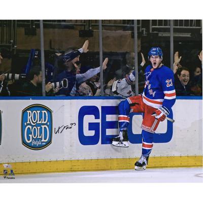 Autogrammfoto der New York Rangers von Adam Fox (16 x 20 Zoll) bei der Torjubel-Party in blauem Trikot Image