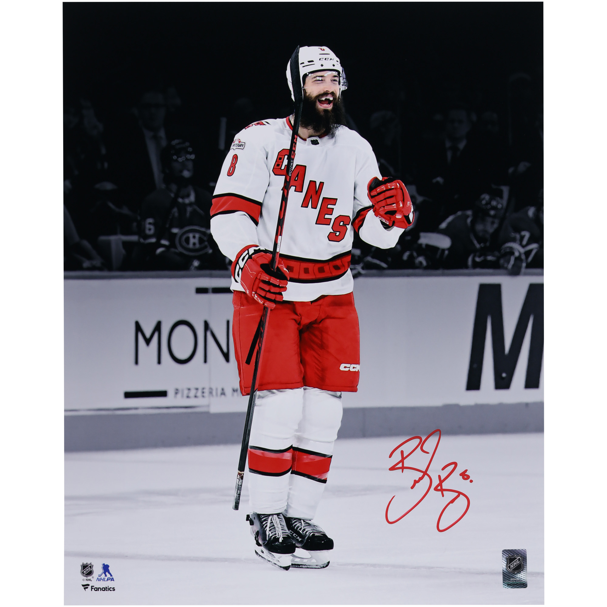 Signiertes Foto von Brent Burns von den Carolina Hurricanes (16 x 20 Zoll), weißes Trikot, Celebrating Spotlight Image