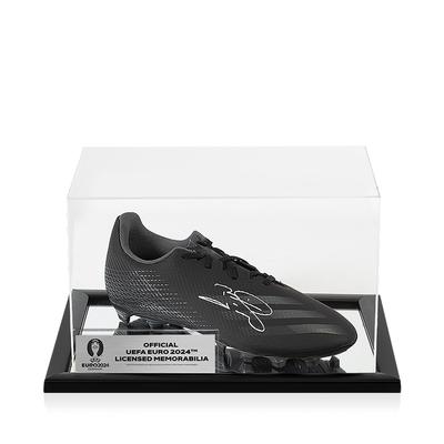UEFA 2024 Offizieller, von Brian Laudrup offiziell signierter schwarzer Adidas-Schuh in Acryl-Hülle Image