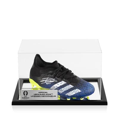 Offizieller, von Dirk Kuyt signierter, schwarzer und blauer Adidas-Schuh der UEFA 2024 in einer Acrylhülle Image