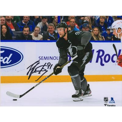 Autogrammfoto von Steven Stamkos, Tampa Bay Lightning, 20,3 x 25,4 cm, schwarzes Trikot, Eiskunstlauffoto Image