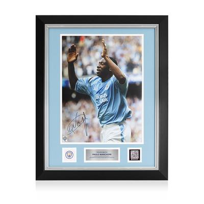 Offizielles Manchester City-Trikot von Paulo Wanchope, signiert und gerahmt, 1990: Tor Image