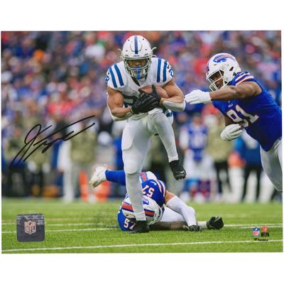 Jonathan Taylor, Indianapolis Colts, signiertes 8" x 10" großes Lauf- und Ausweichfoto auf weißem Trikot Image