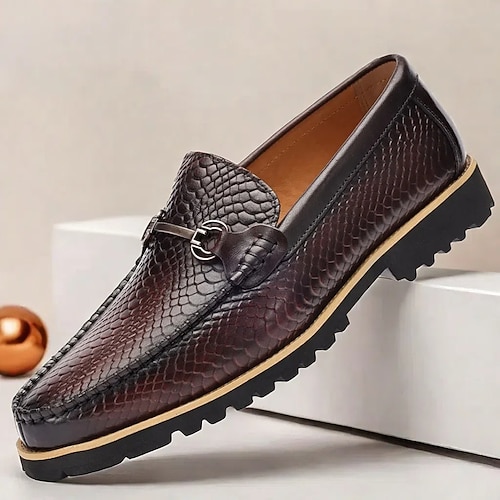 Herren-Loafer aus Schlangenleder mit Metallbesatz - hochwertige Rindslederschuhe für formelle und legere Anlässe Image