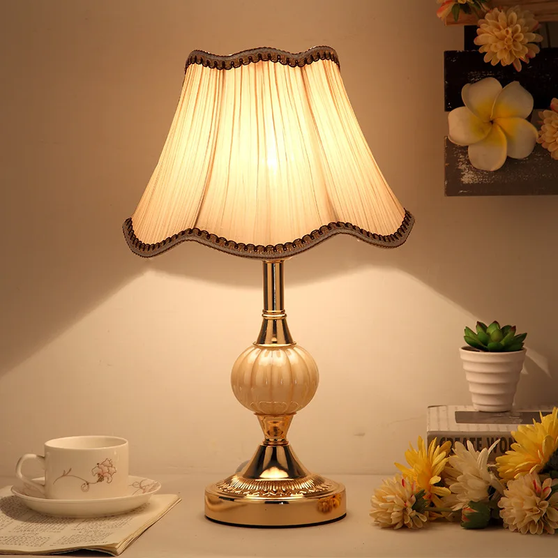 Glas tisch lampe im europäischen Stil für Schlafzimmer nordische Nachttisch lampe moderne Retro-Schmiedeeisen sockel mit Stoffs chirm