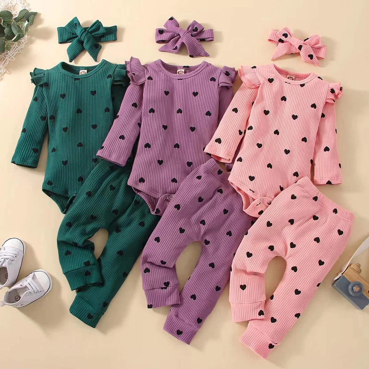 Neue fliegende Ärmel im Herbst-und Winter-Baby-Stil mit herzförmigen, süßen und niedlichen dreiteiligen Sets, gepaart mit Schleifens tirnband Image