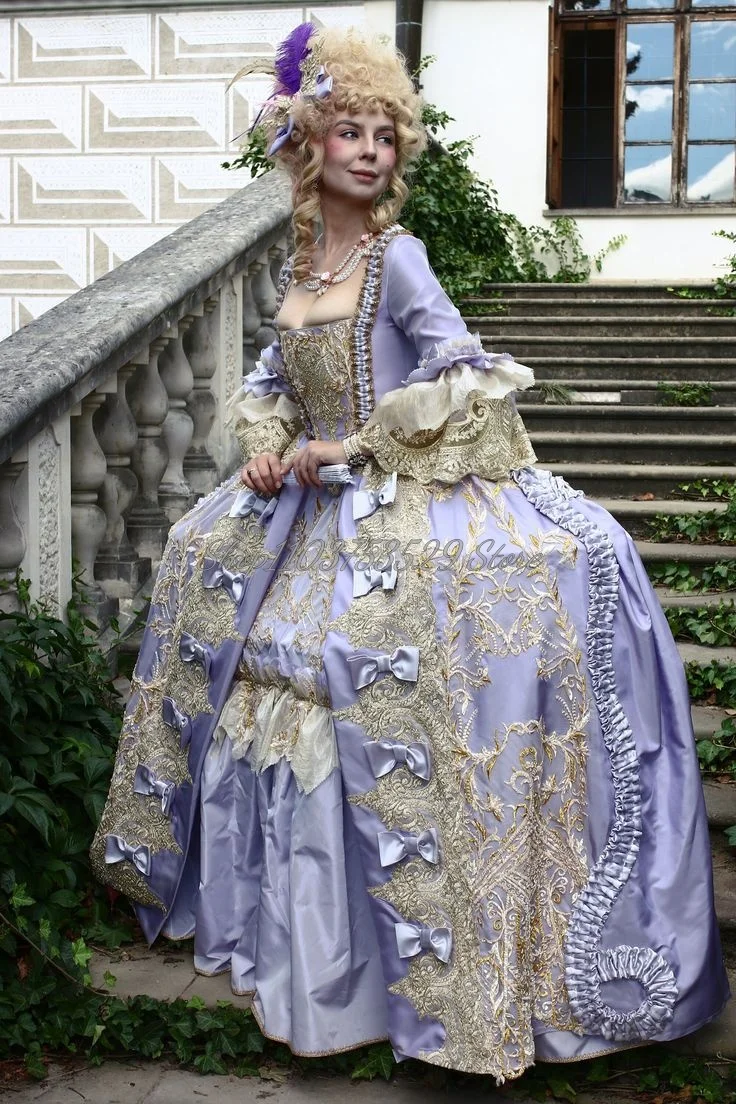 Elegantes mittelalterliches Ballkleid aus Melancholie-Lila, bestickter Seidentaft, Marie Antoinette, zarte bestickte Spitzenschleife, individuell gestaltet