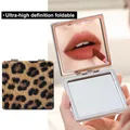Mini specchio per il trucco portatile Specchio pieghevole con stampa leopardata alla moda Tasca portatile Piccolo specchio Strumento per il trucco dello specchio portatile da viaggio