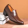 Herren Retro-Kleiderschuhe Schwarz Braun Mittelhohe Absätze Europäische und amerikanische Business-Bankett-Kubanische Lederschuhe Größe 38-45