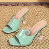 Liyke Mode Kristall Schnalle Grün frauen Schuhe Hausschuhe Gemütliche Patent Leder Breite Band Seltsame Transparent Heels Slides Sandalen