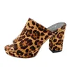 2025 sommer Leopard Hausschuhe Platz High Heels Schwarz Rosa Concise Top Qualität Casual Maultiere Schuhe Frauen Peep Party Rutschen