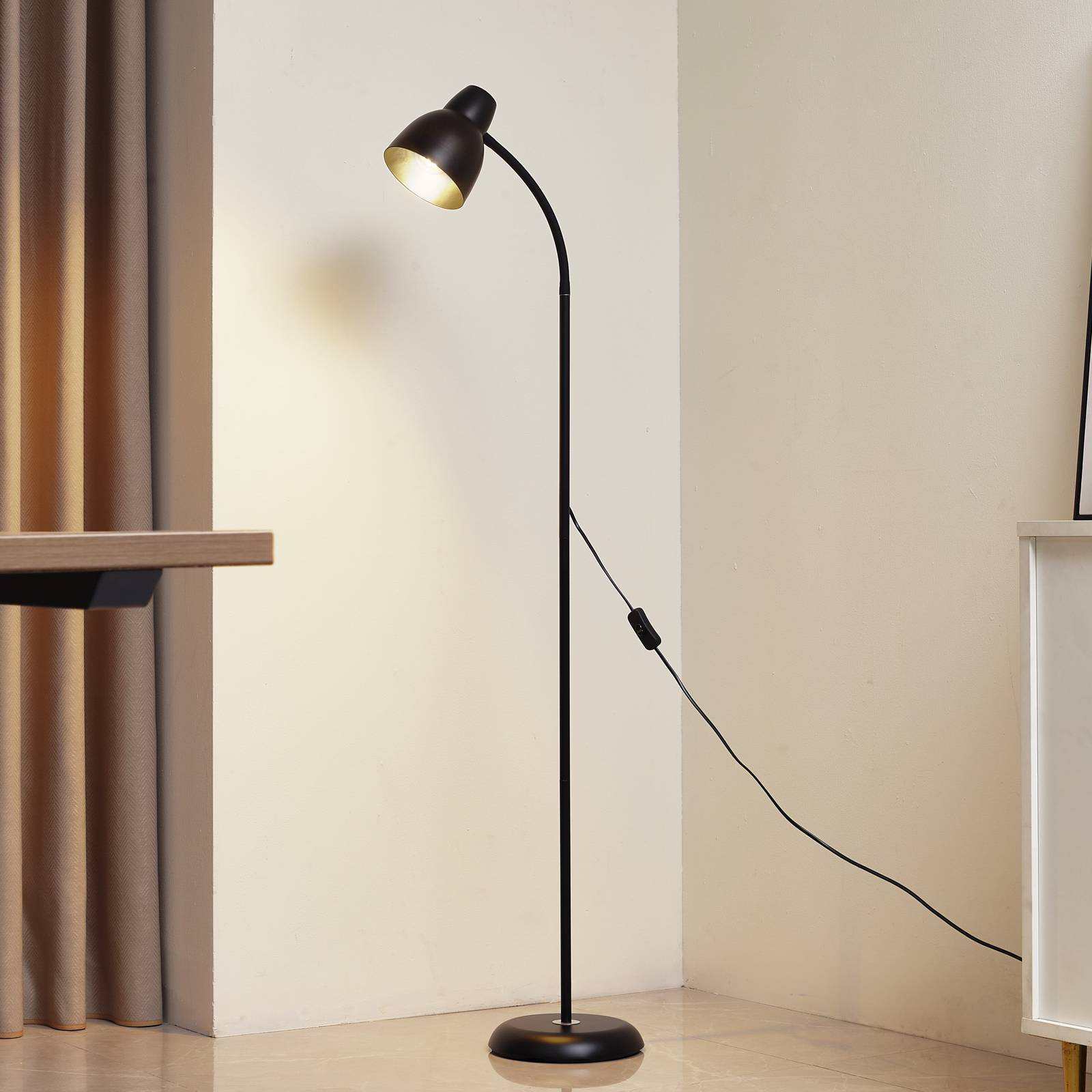 Stehlampe Tebbi Lindby, schwarz, für Wohn- / Esszimmer, Metall, Stehlampe