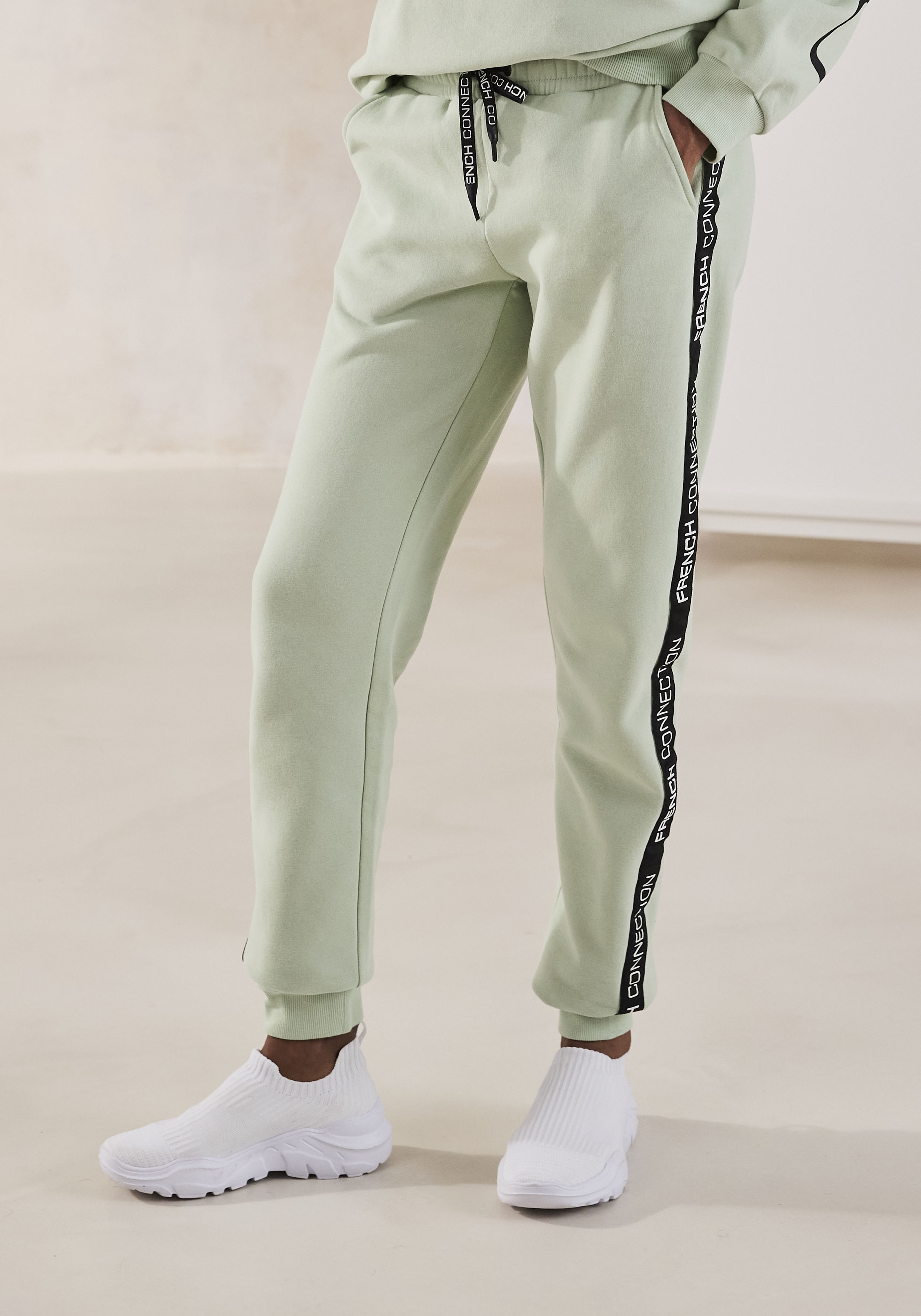 Sweathose FRENCH CONNECTION, Damen, Gr. 48/50, N-Gr, grün, Sweatware, Obermaterial: 60% Baumwolle, 40% Polyester, unifarben mit Farbeinsatz, bequem lang, Hosen Sweathose, mit seitlichen Kontraststreifen und Logodruck