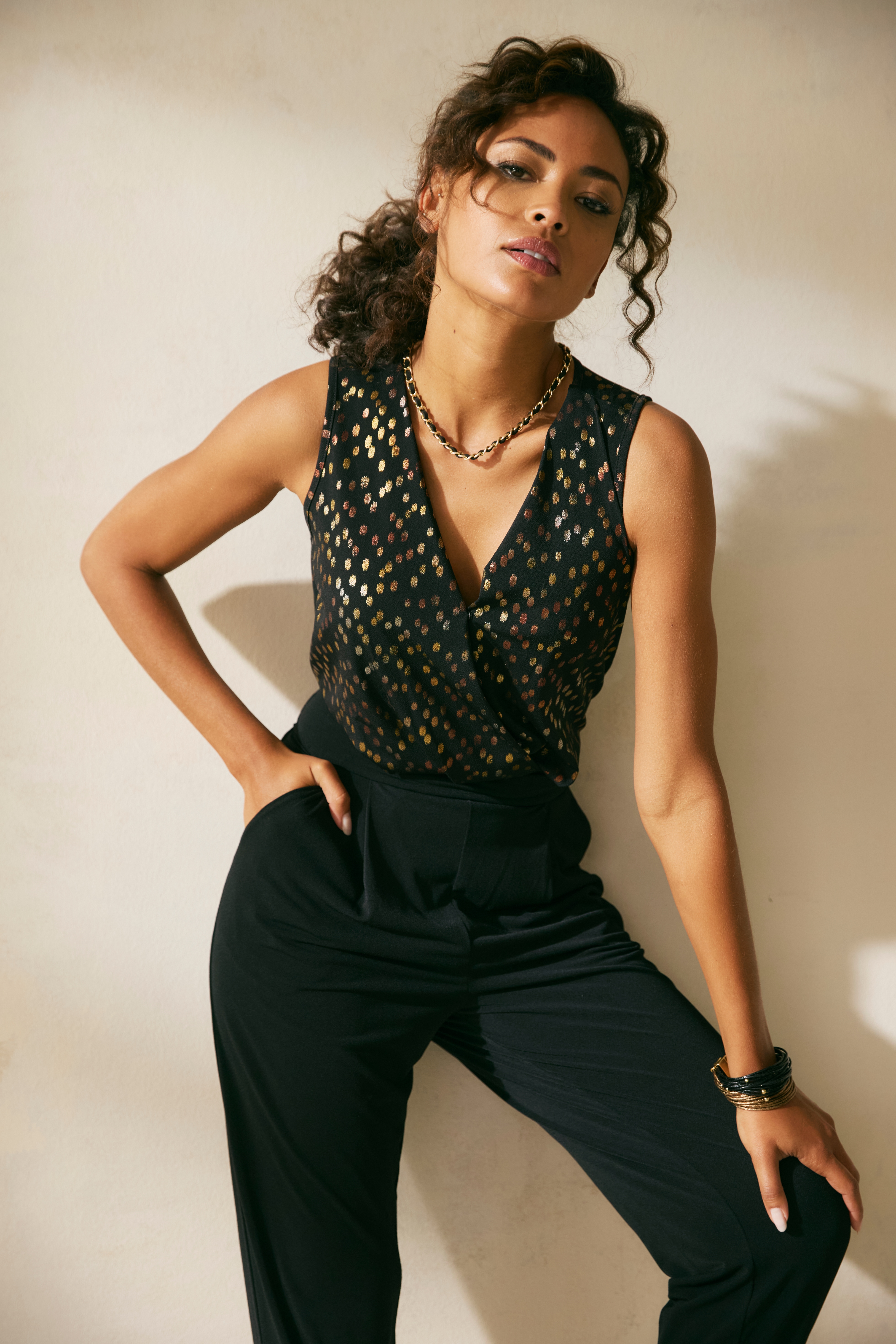 Overall LASCANA, Damen, Gr. 38, N-Gr, schwarz (schwarz, gold), Crêpe, Obermaterial: 95% Polyester, 5% Elasthan, bedruckt, figurumspielend lang, tiefer V-Ausschnitt, Overalls Overall, mit bedrucktem Oberteil, eleganter Jumpsuit, Business-Look, festlich