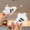 2024 Neugeborenen Baby Schuhe Junge Mädchen Klassische Sport Weiche Sohle PU Multi-Farbe Erste Wanderer Casual Turnschuhe Weiß Taufe schuhe