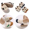 Mode Baby Schuhe Retro Leder Jungen Mädchen Schuhe mehrfarbige Kleinkind Gummis ohle Anti-Rutsch First Walker Säugling Neugeborenen Mokassins