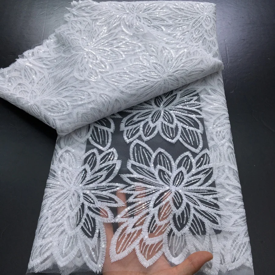 Tessuto di pizzo bianco francese di tulle di maglia 2025 di alta qualità 5 metri tessuto di pizzo africano con paillettes elegante abito da sposa per le donne A4043