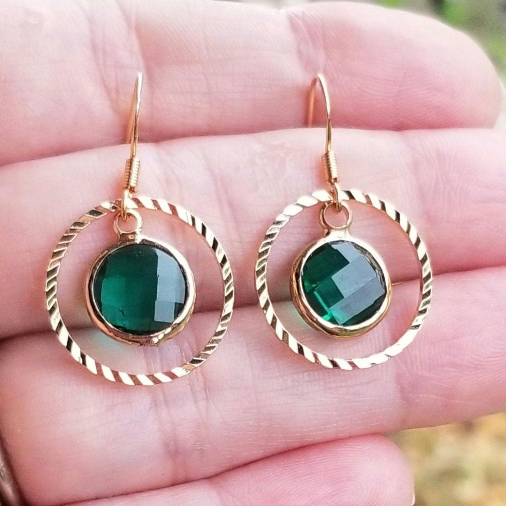 Zierliche Smaragd Ohrringe, Smaragd Schmuck, Mai Geburtstagsgeschenk, Mai Birthstone Schmuck, Mai Ohrringe, 18K Gold Smaragd Ohrringe, grüne Ohrringe