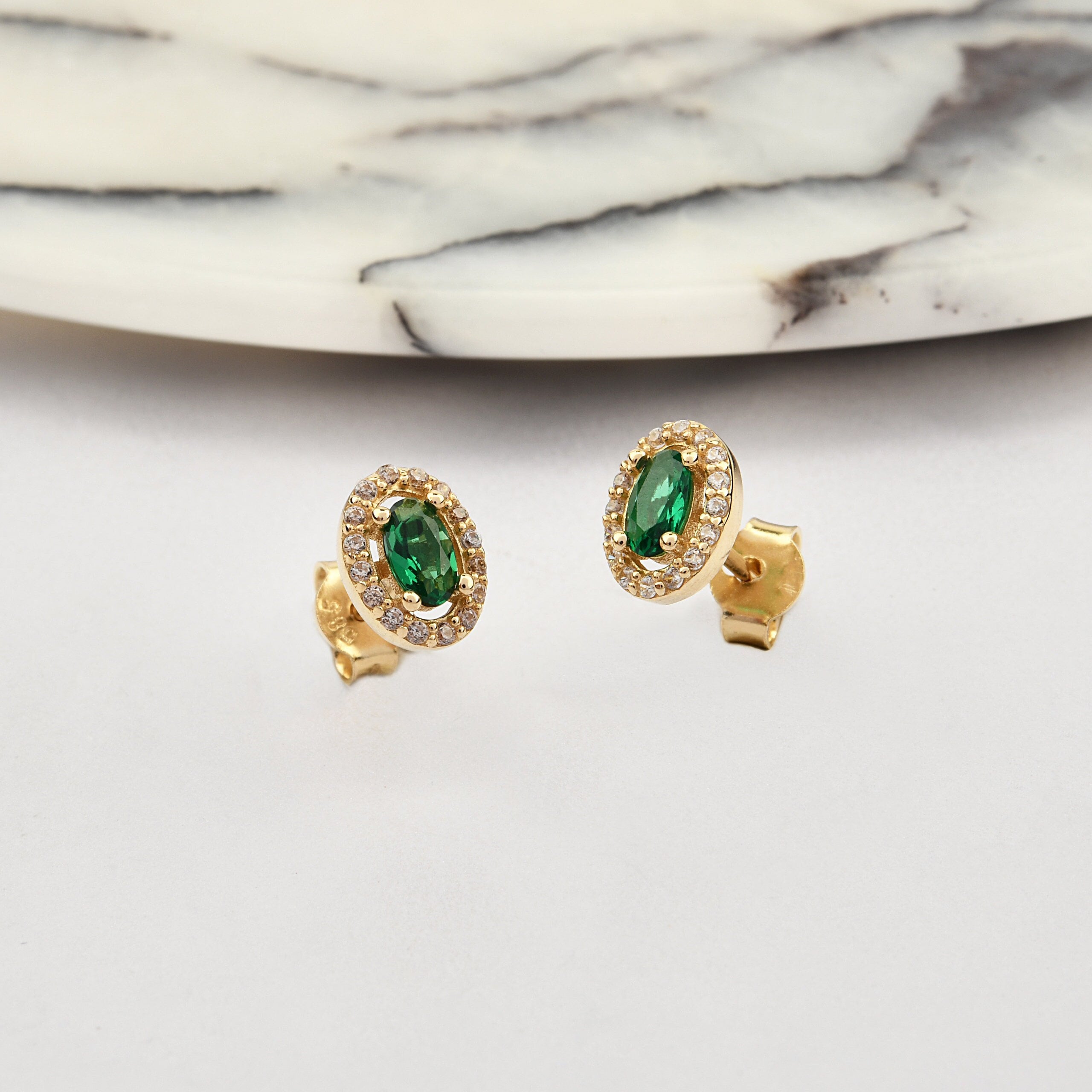 14K Gold Smaragd Ohrringe, Smaragd Gold Ohrringe, Smaragd Ohrstecker, Smaragd Ohrringe, Edelstein Gold Ohrringe, Mai Birthstone Ohrringe.