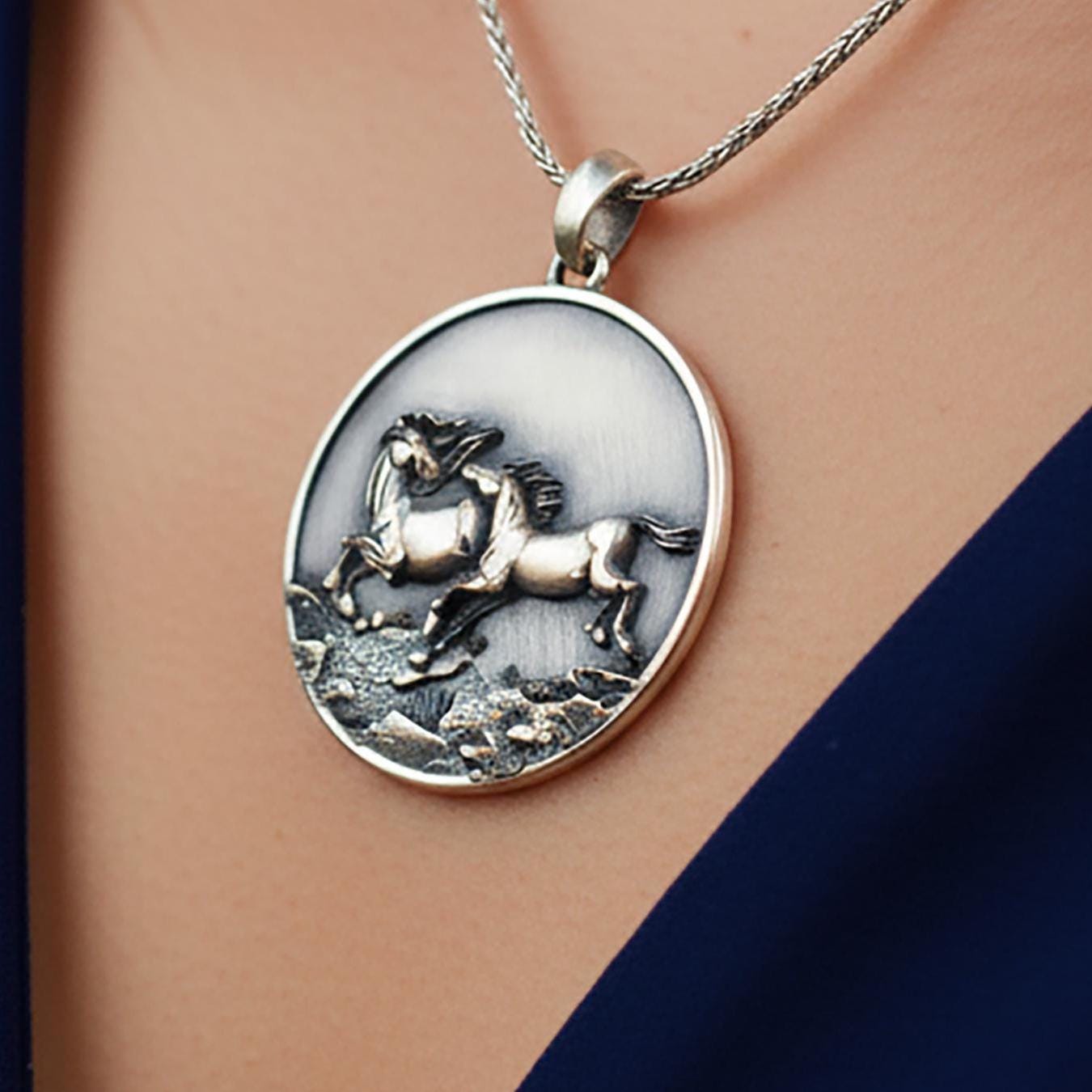 Cavallo personalizzato, cavalli da corsa, collana personalizzata, regalo equestre, ciondolo per amanti dei cavalli, ciondolo per cavalli da corsa, app