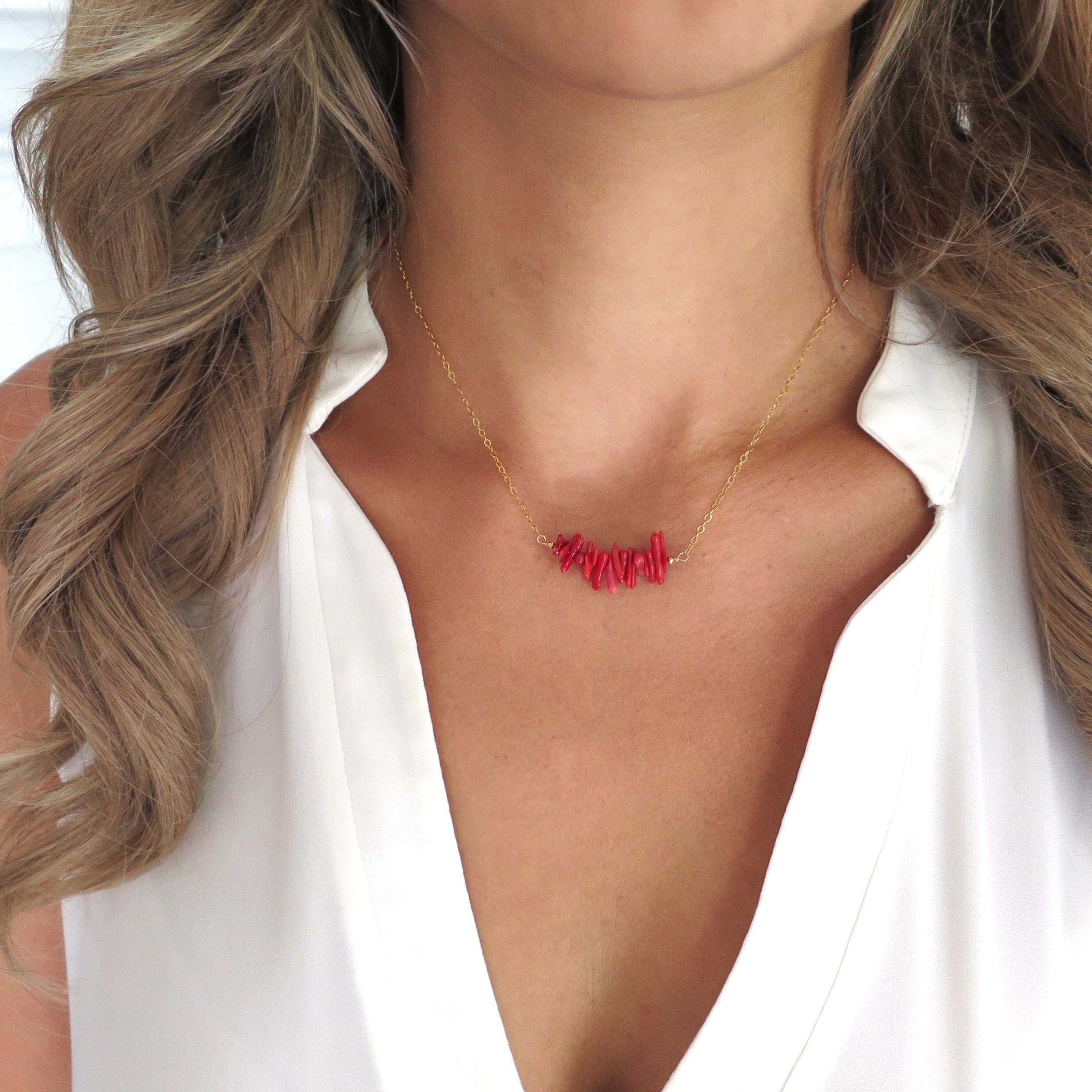 Collana di corallo oro per donna, collana di corallo delicata oro, collana di corallo a barra, collana di corallo a scaglie, collana di corallo rosso,