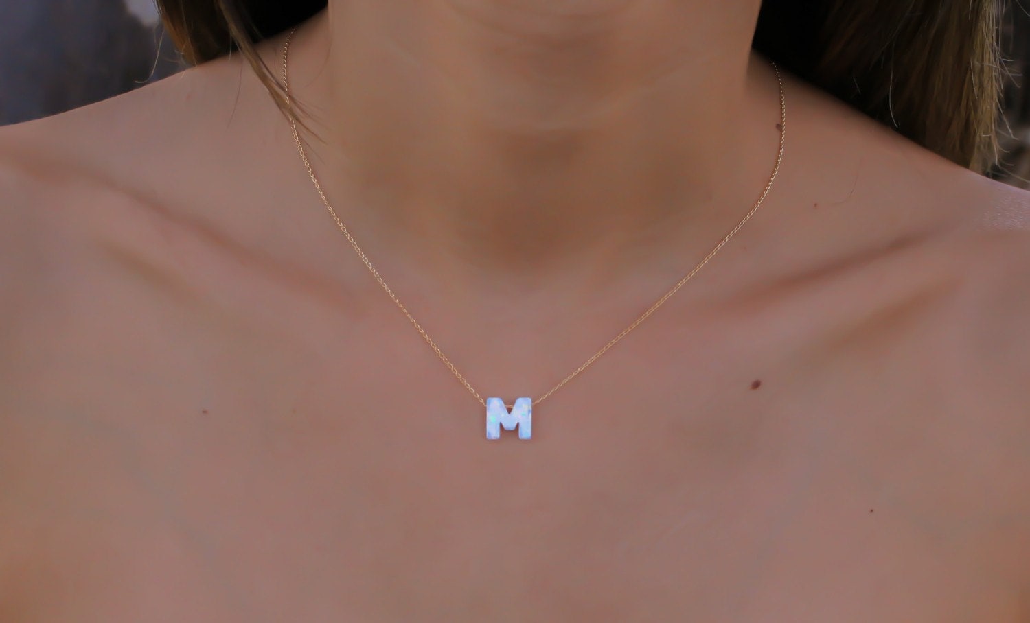 Collana in oro, collana in opale dorato, collana con lettera in opale, collana in opale, collana iniziale in opale bianco, collana in opale bianco