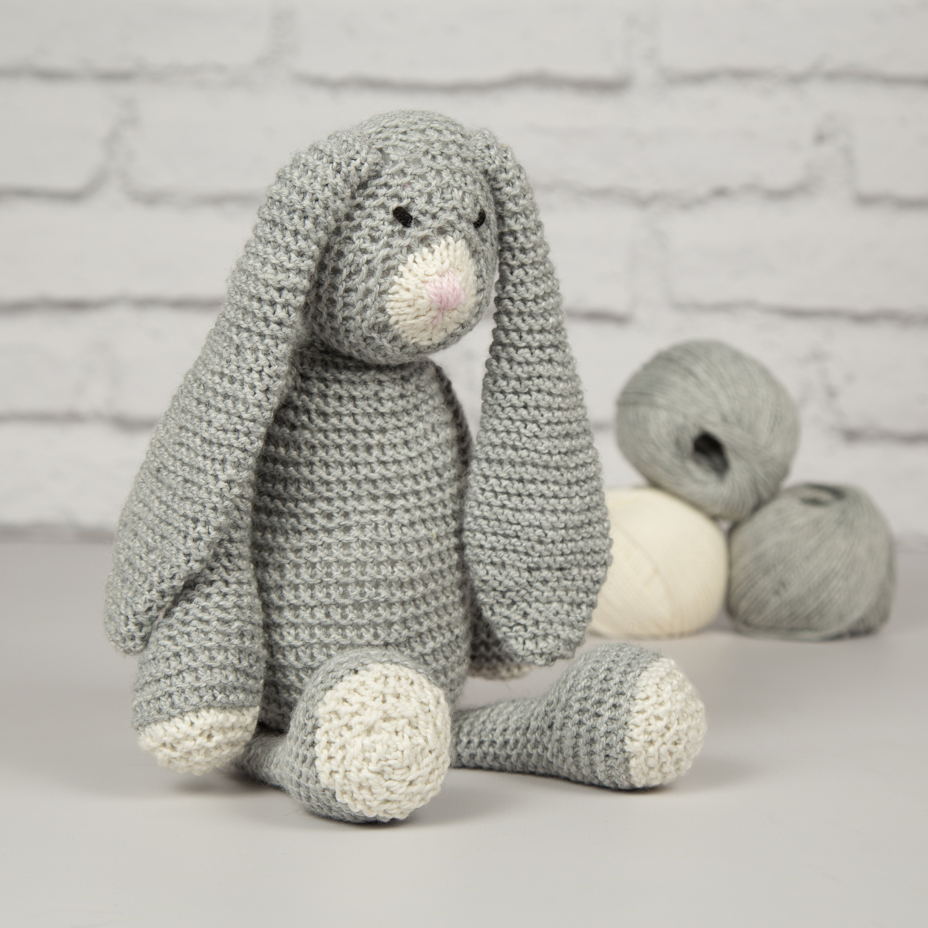 Kit per lavorare a maglia Mabel Bunny. Kit per lavorare a maglia un coniglietto. Schema per lavorare a maglia. Kit per lavorare a maglia a forma di an
