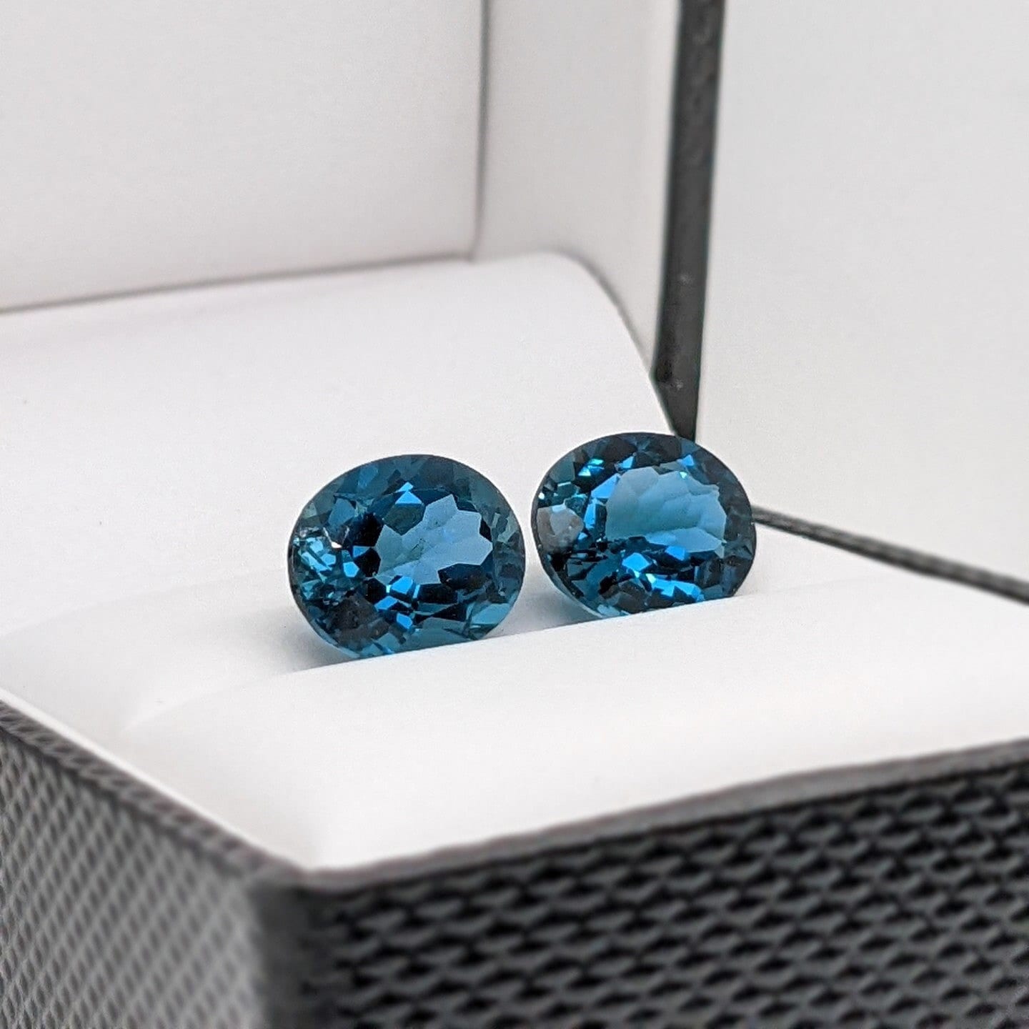 Topazio blu di Londra, gemma sfusa / forma ovale 5 x 3 mm 6 x 4 mm 7 x 5 mm 8 x 6 mm 9 x 7 mm 10 x 8 mm 11 x 9 mm 12 x 10 mm 14 x 10 mm 16x12 / certif