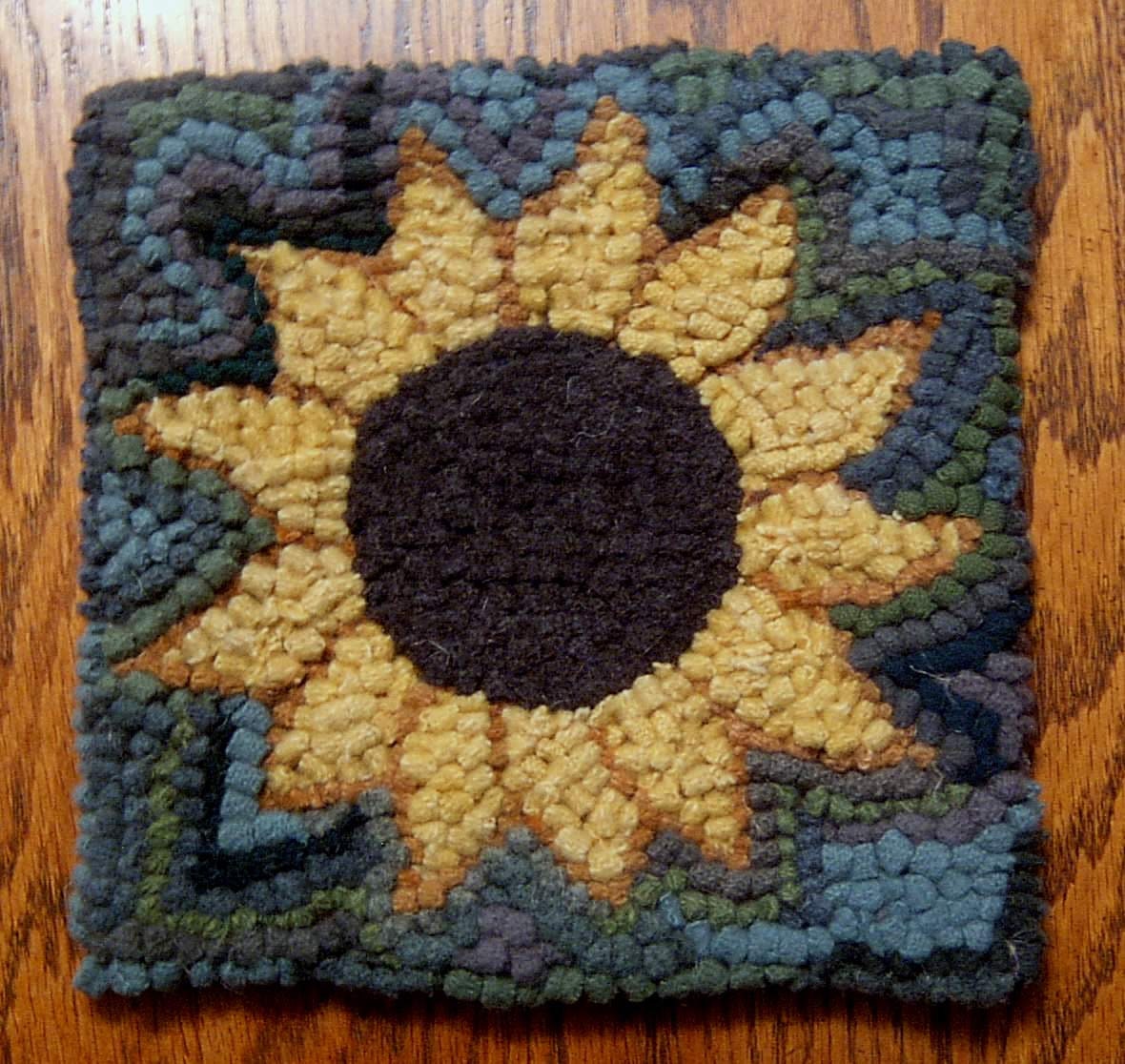 Kit per uncinetto per tappeti primitivi con girasole su sfondo di verde misto su tela di cotone Monks Cloth con strisce di tessuto di lana tagliate