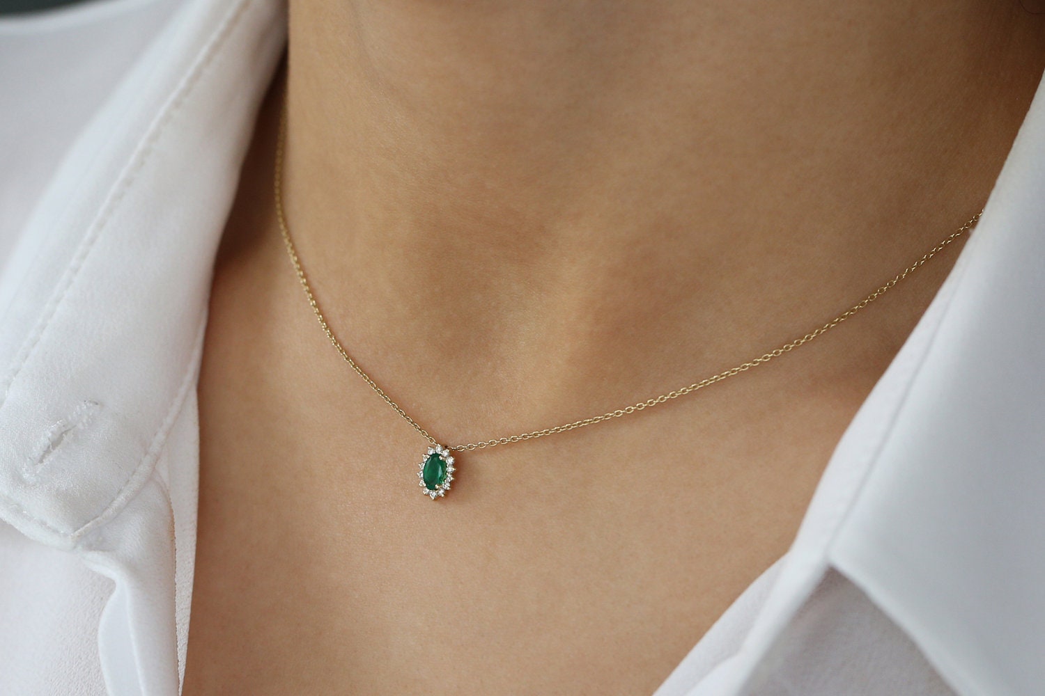 Gioielli con smeraldi / Collana con smeraldi in oro 14k con diamanti Halo / Collana classica con smeraldi / Collana con mini smeraldi / Collana con pi