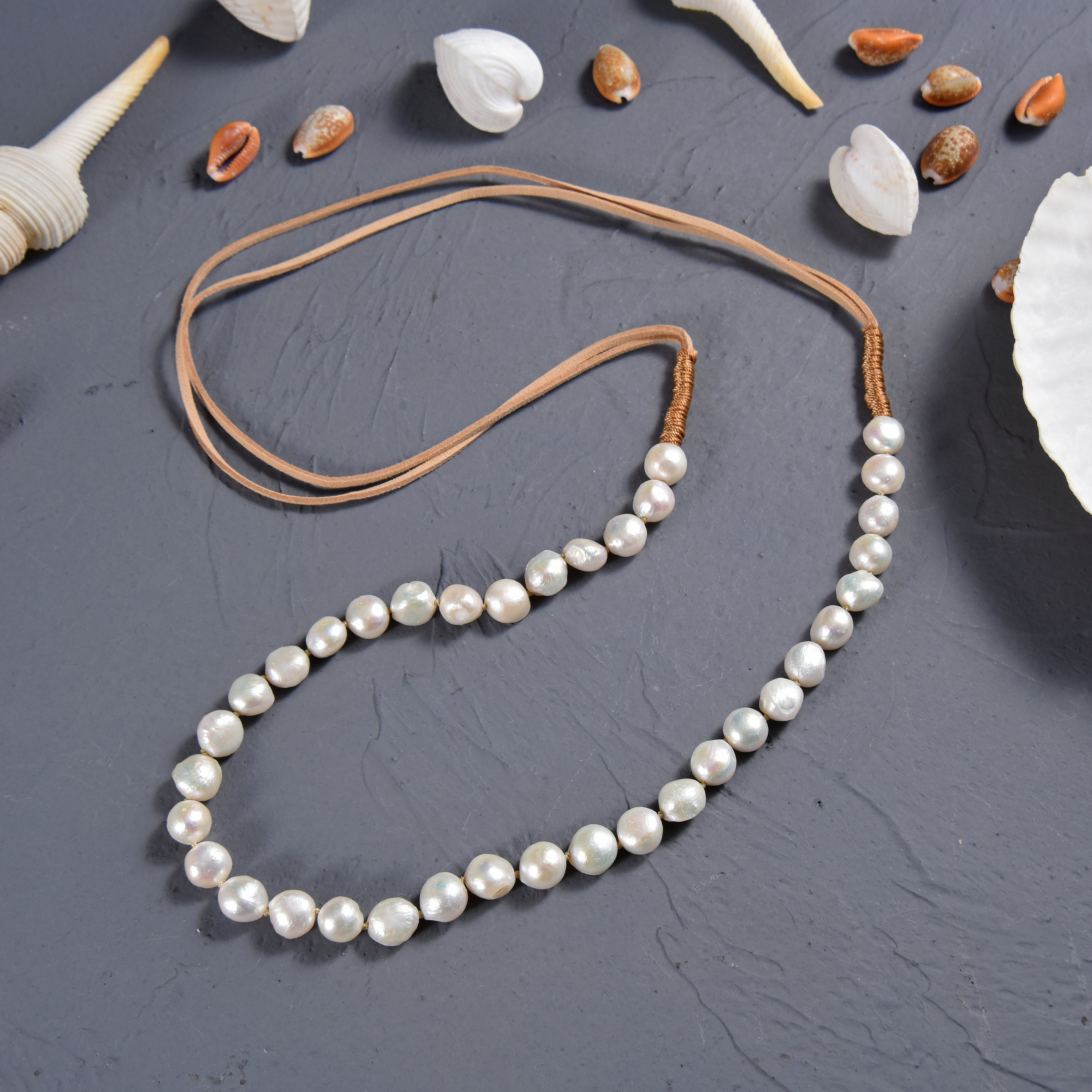 Collana con perle d'acqua dolce e pelle. Elegante collana di perle. Collana di perle importante.