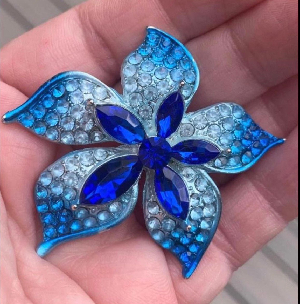 "Spilla da sposa Something Blue - Spilla floreale con strass scintillanti, ciondolo per bouquet da sposa, elegante gioiello con fiori blu da 2,25\""
