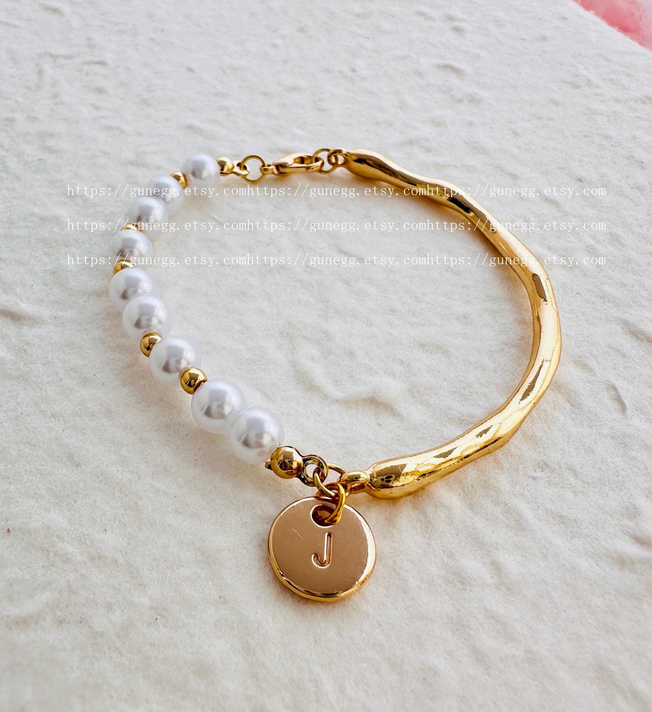 Braccialetto di perle in resina con iniziale personalizzata, braccialetto stampato a mano, delicato braccialetto con monogramma in oro, braccialetto d