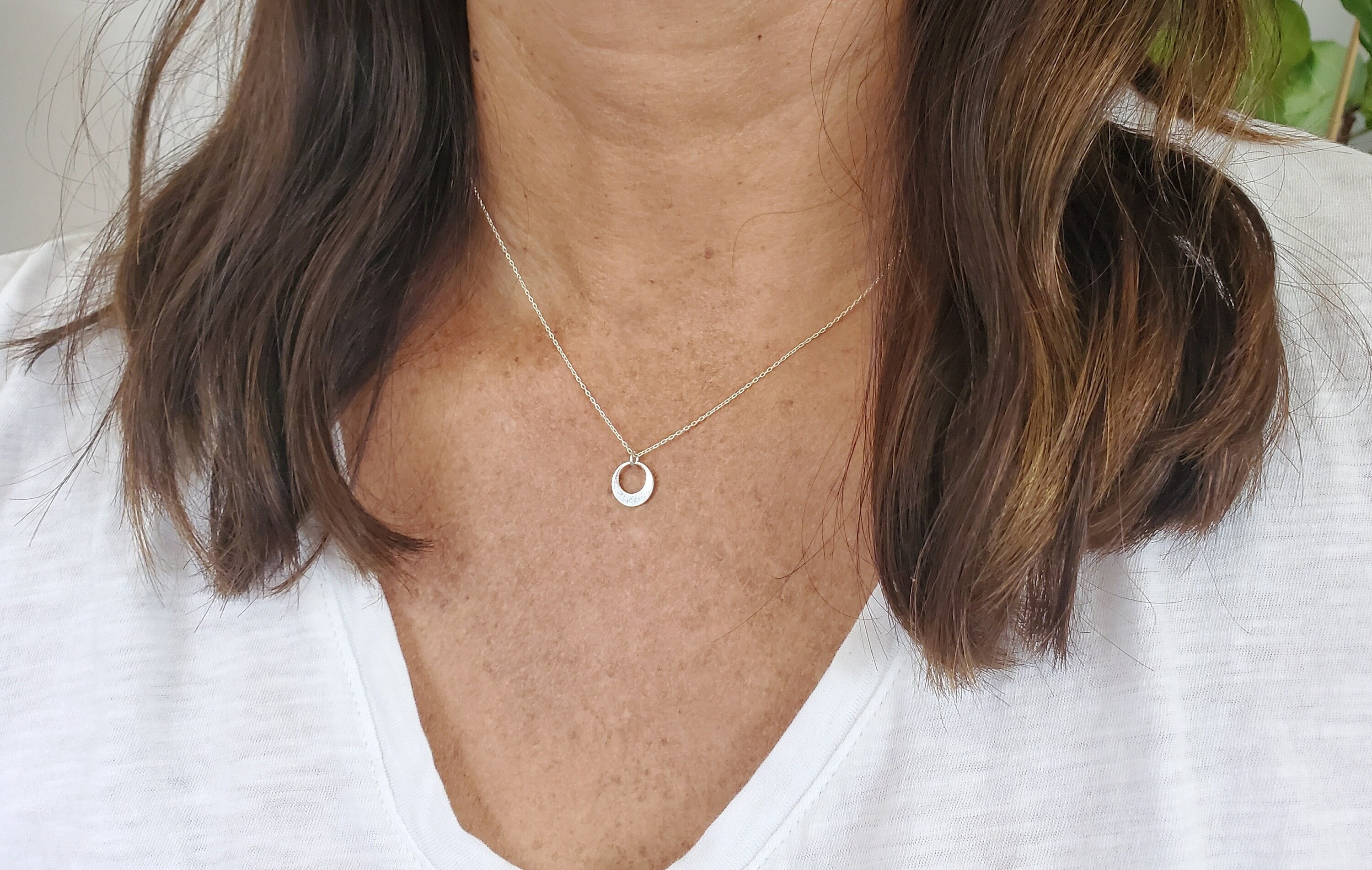 Piccola collana in argento sterling, cerchio martellato, collana a strati, argento sterling, piccola collana in argento, piccola collana con ciondolo
