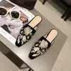 2024 neue Damenschuhe, bestickt, schmaler Absatz, Sandalen, Hausschuhe, kleiner quadratischer Kopf, Samt, flacher Boden, Hausschuhe, Größe 41