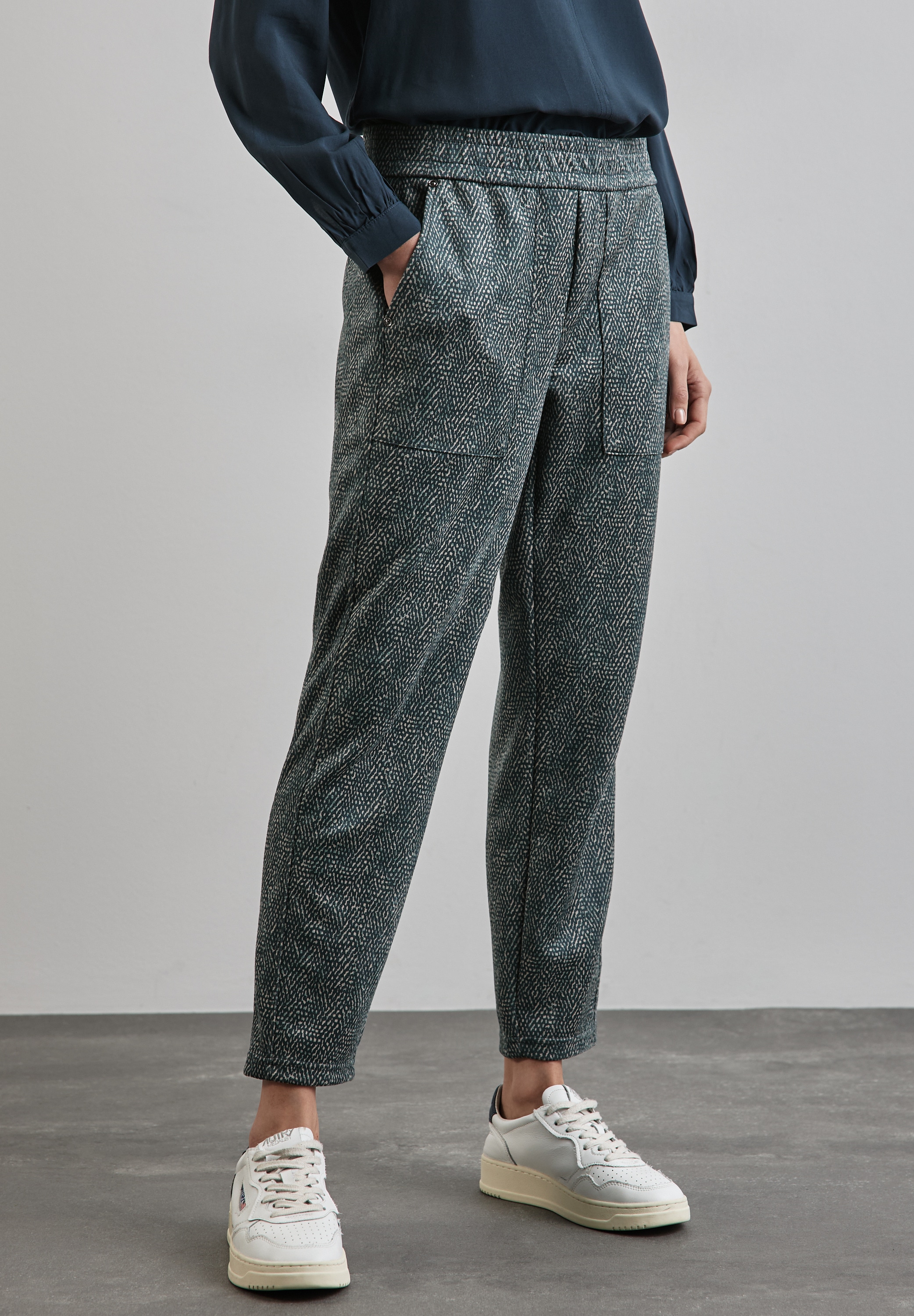 Dehnbund-Hose STREET ONE, Damen, Gr. 42, Länge 28, grün (cool vintage grün), Stoff, 90% Polyester, 10% Elasthan, bedruckt, loose fit lang, Hosen, mit Grafikmuster